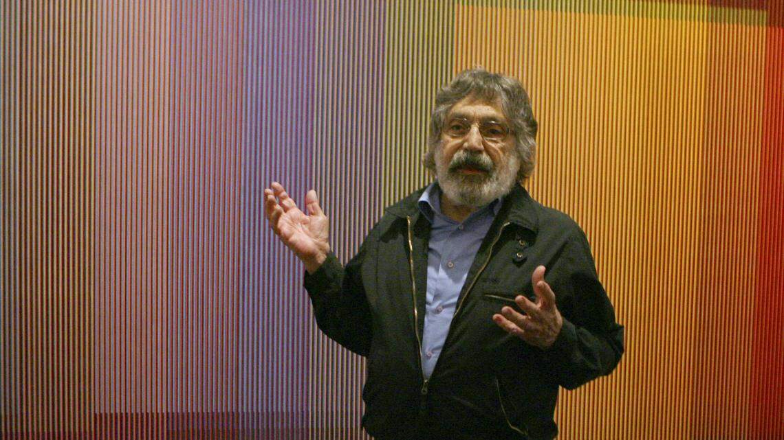 El artista venezolano Carlos Cruz-Diez uno de los maestros del arte cinético a nivel internacional falleció en París, Francia, el 27 de julio de 2019. En la imagen estaba con una de sus obras en Nueva York el 10 de septiembre de 2008.
