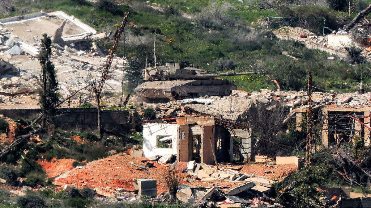 Un tanque de batalla principal del ejército israelí se mueve a una posición a lo largo de la frontera entre Israel y el Líbano, el domingo 8 de marzo de 2026.