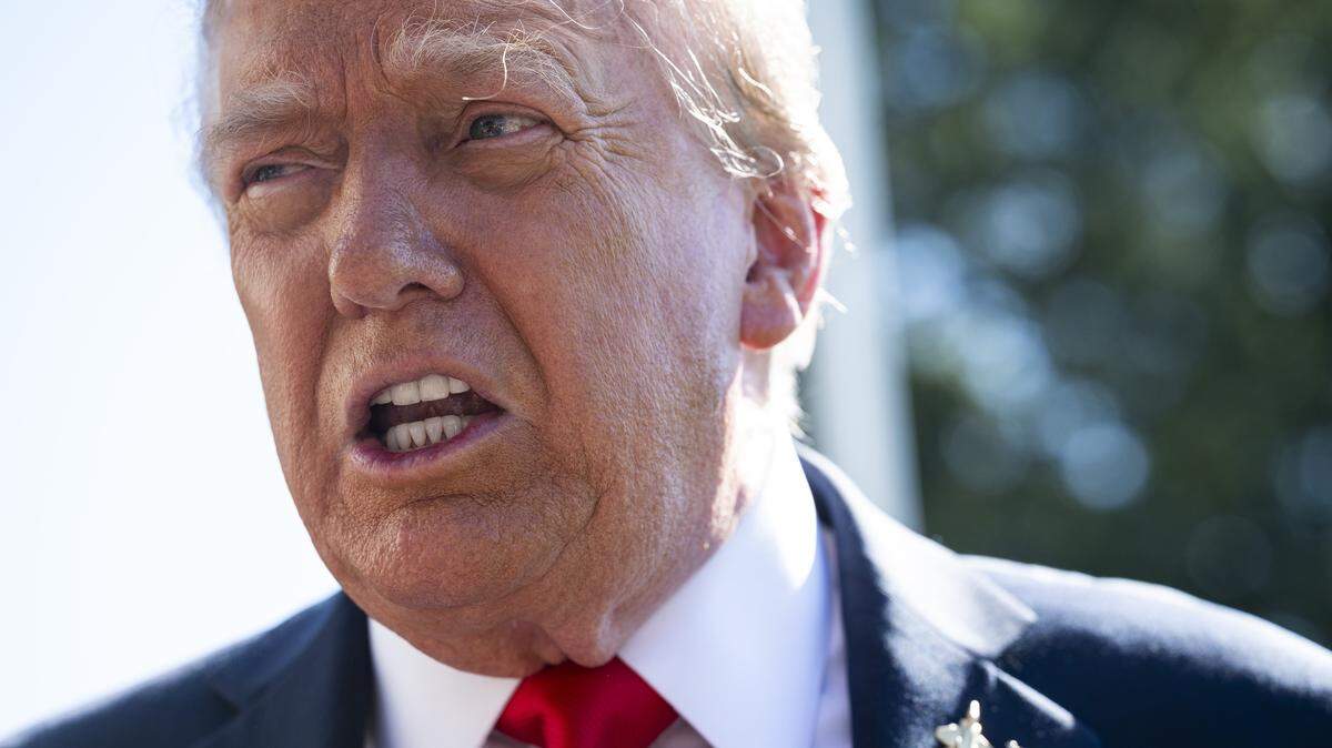 El presidente Donald Trump responde preguntas de los periodistas en el Jardín Sur de la Casa Blanca, Washington DC, el domingo 5 de octubre de 2025.