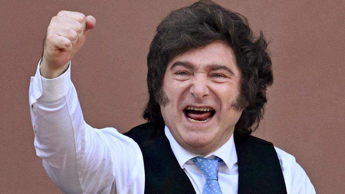 El presidente de Argentina, Javier Milei, hace un gesto desde el balcón de la Casa Rosada tras el Tedeum por el 216 aniversario de la Revolución de Mayo, que condujo a la independencia de Argentina de España, en Buenos Aires el 25 de mayo de 2026.