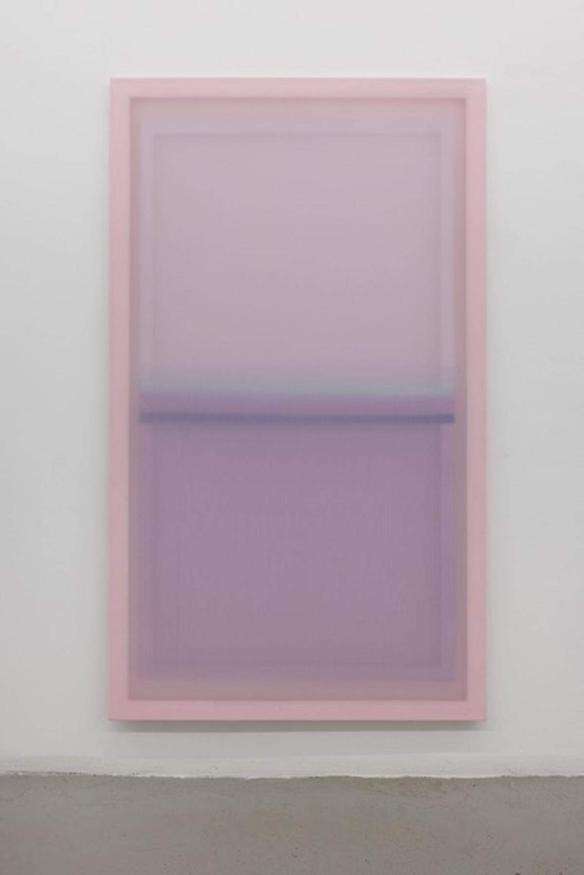 ‘Pink Interval’, 2026, mural de gran formato. Capas de tul y gasa estiradas sobre soportes de madera.