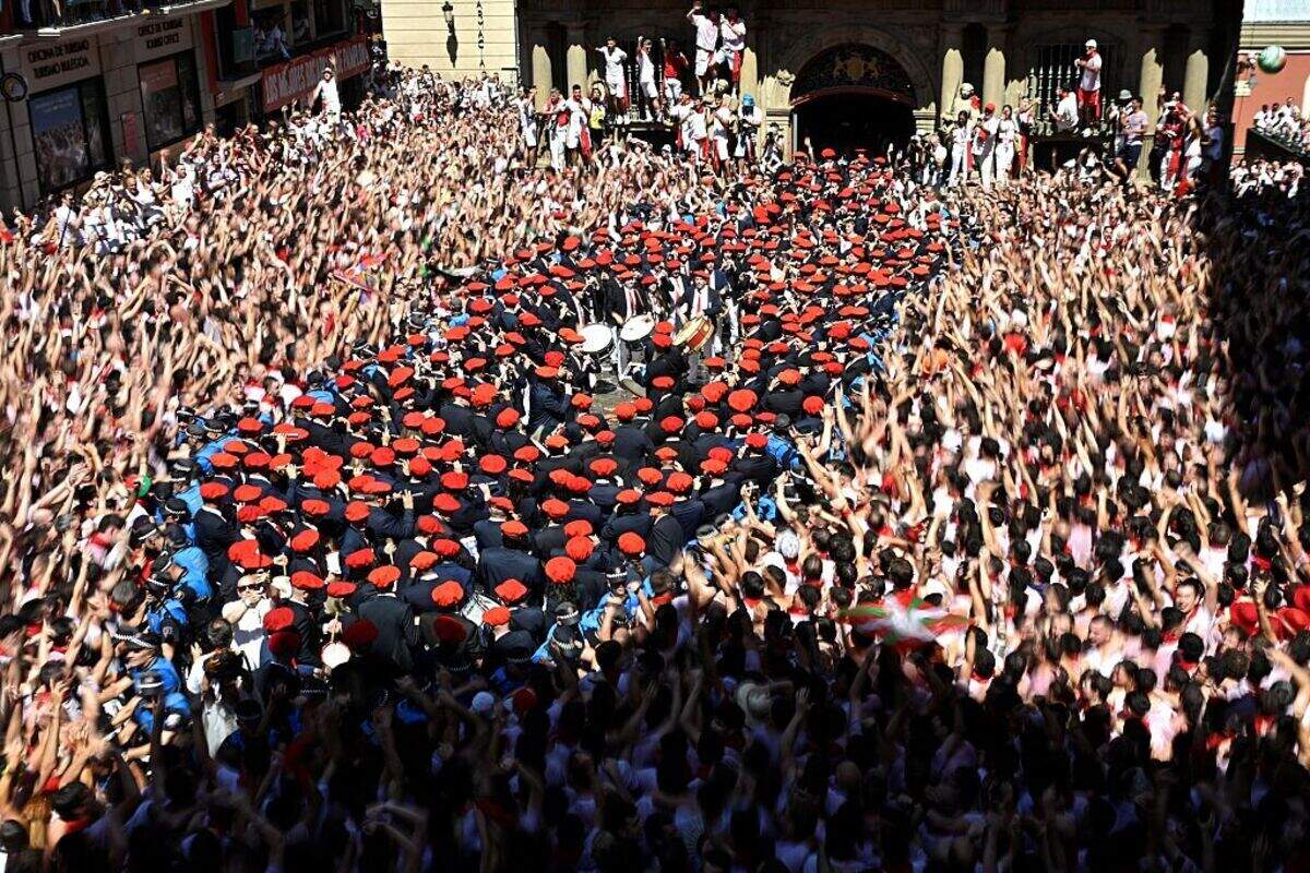 Como cada año, miles de personas vestidas de blanco escucharon desde la plaza del Ayuntamiento el cohete y el tradicional mensaje de “Pamploneses, pamplonesas, ¡Viva San Fermín! Iruindarrak, Gora San Fermín!”