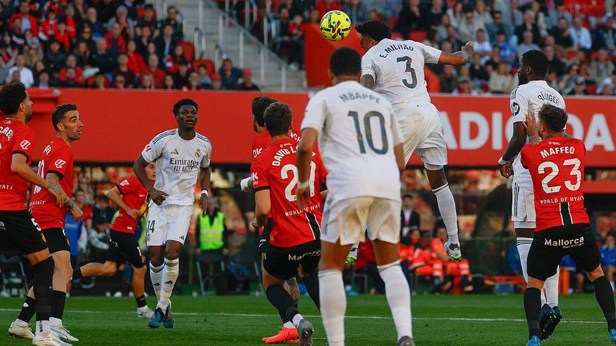 El jugador del Real Madrid Eder Militao (#3) anota de cabeza el gol de su equipo ante Mallorca, en el partido de la liga española celebrado el 4 de abril de 2026 en Mallorca. 