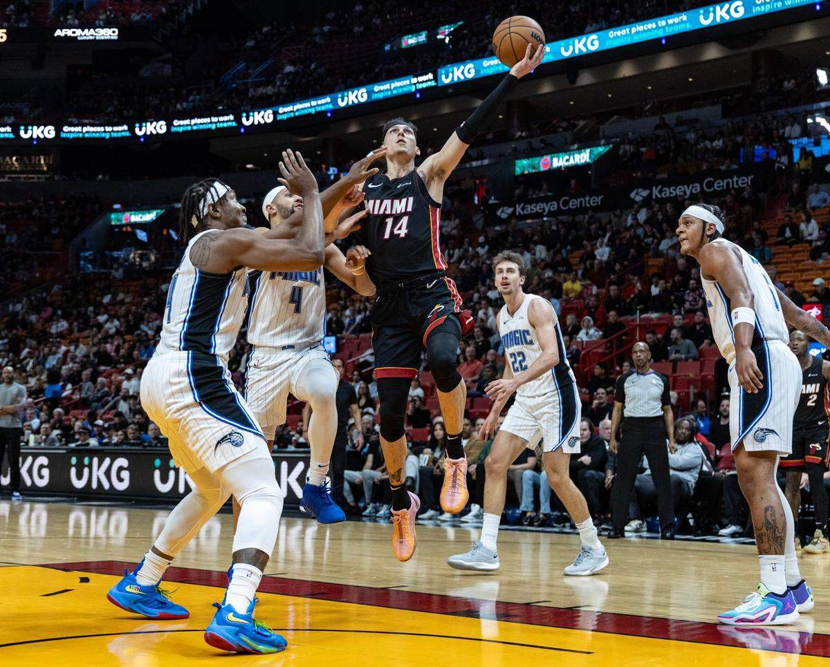 El jugador del Heat Tyler Herro entra al aro ante la marca de Jalen Suggs, del Magic de Orlando, en el partido celebrado el 6 de febrero de 2024 en Miami.