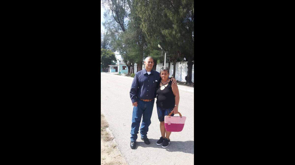 El preso político cubano Humberto Eladio Real Suárez y su madre afuera de una prisión en Matanzas, luego de su liberación el jueves.