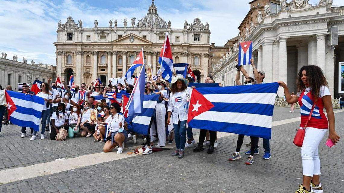 Miembros de la comunidad cubana en Italia posan para los fotógrafos antes de que el Papa Francisco entregue la oración dominical del Ángelus desde la ventana de su estudio con vista a la Plaza de San Pedro en el Vaticano el 18 de julio de 2021.  Andreas SOLARO / AFP/Getty Images