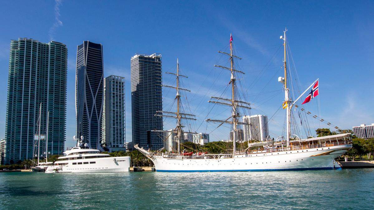 El barco de investigación One Ocean Expedition, procedente de Noruega, tocó puerto en el parque Maurice A. Ferré, cerca del FTX Arena de Miami.