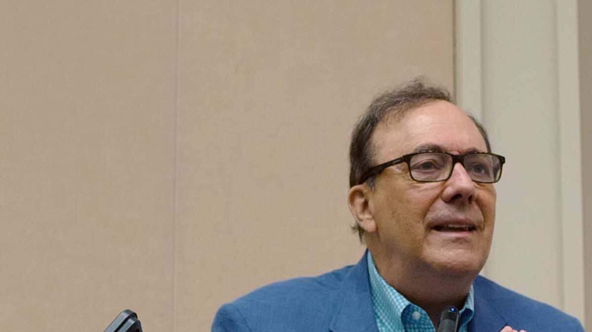 Cuba mostró el camino sobre cómo destruir a la sociedad civil. El método es no permitir que existan asociaciones, grupos o alianzas fuera del control del estado, dijo el escritor y periodista cubano Carlos Alberto Montaner, durante un foro el sábado en la Universidad Internacional de Florida. 