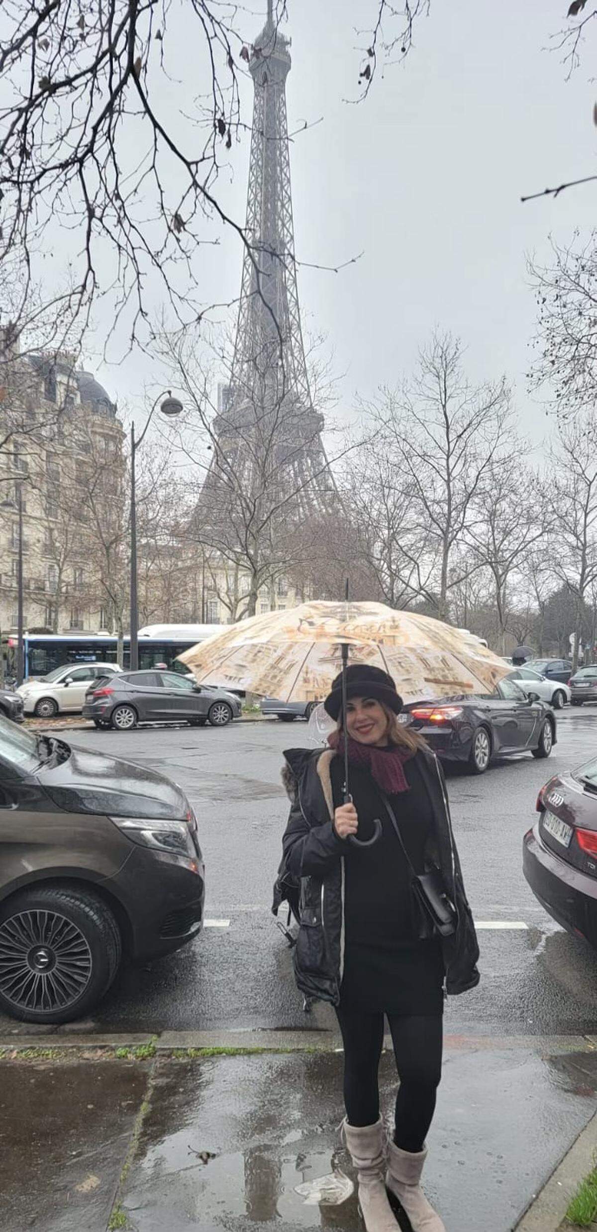 La conductora cubana Yossie Galindo en su reciente viaje a París, después de terminar ‘Mi hora favorita’ en America Tevé.