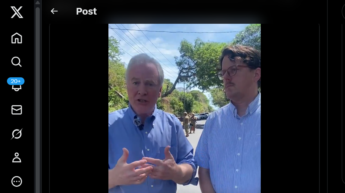 El senador demócrata estadounidense Chris Van Hollen (Maryland, izq.), explica en un video publicado en la red social X que militares salvadoreños le impidieron llegar a la cárcel donde se encuentra detenido Kilmar Ábrego García, el jueves 17 de abril de 2025, cerca de San Salvador, El Salvador. A su derecha está el abogado Chris Newman, quien representa a la esposa y madre de Ábrego.