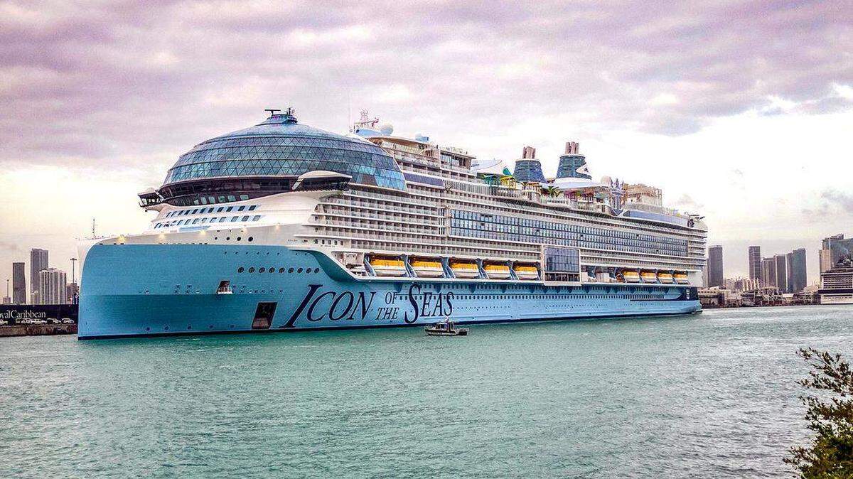 El “Icon of the Seas” de Royal Caribbean, el crucero más grande del mundo, llega al muelle en su primera llegada a Miami el 10 de enero de 2024.