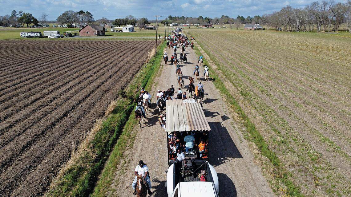 En Luisiana (EEUU), caballos al trote y carretas avanzan por caminos rurales en una larga procesión conocida como cabalgata criolla. 