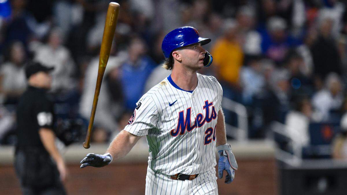 28 de agosto de 2025; Nueva York, EE. UU.; El primera base de los Mets de Nueva York, Pete Alonso (20), reacciona tras conectar un jonrón de dos carreras contra los Marlins de Miami durante la quinta entrada en el Citi Field. Crédito obligatorio: John Jones-Imagn Images.