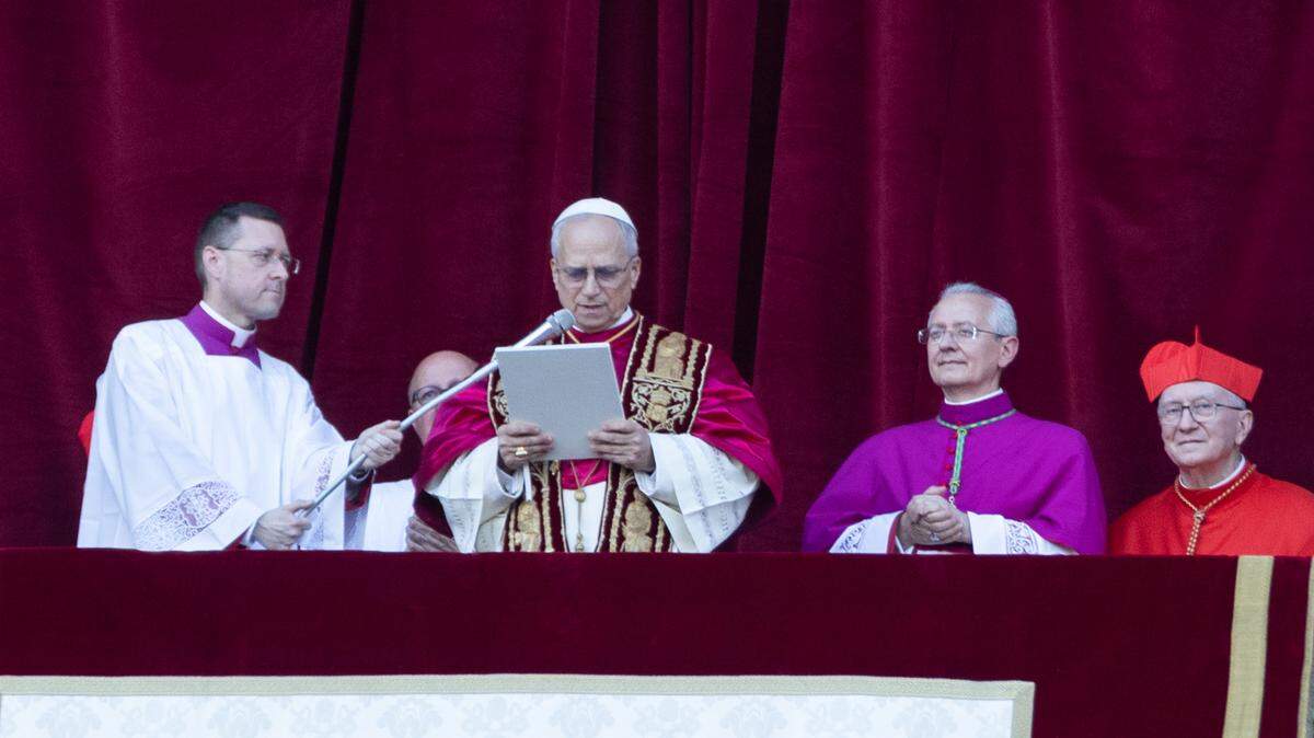 El nuevo papa León XIV, el cardenal Robert Prevost, se presenta ante los miles de fieles congregados en la Plaza de San Pedro, Ciudad del Vaticano, el jueves 8 de mayo de 2025. 