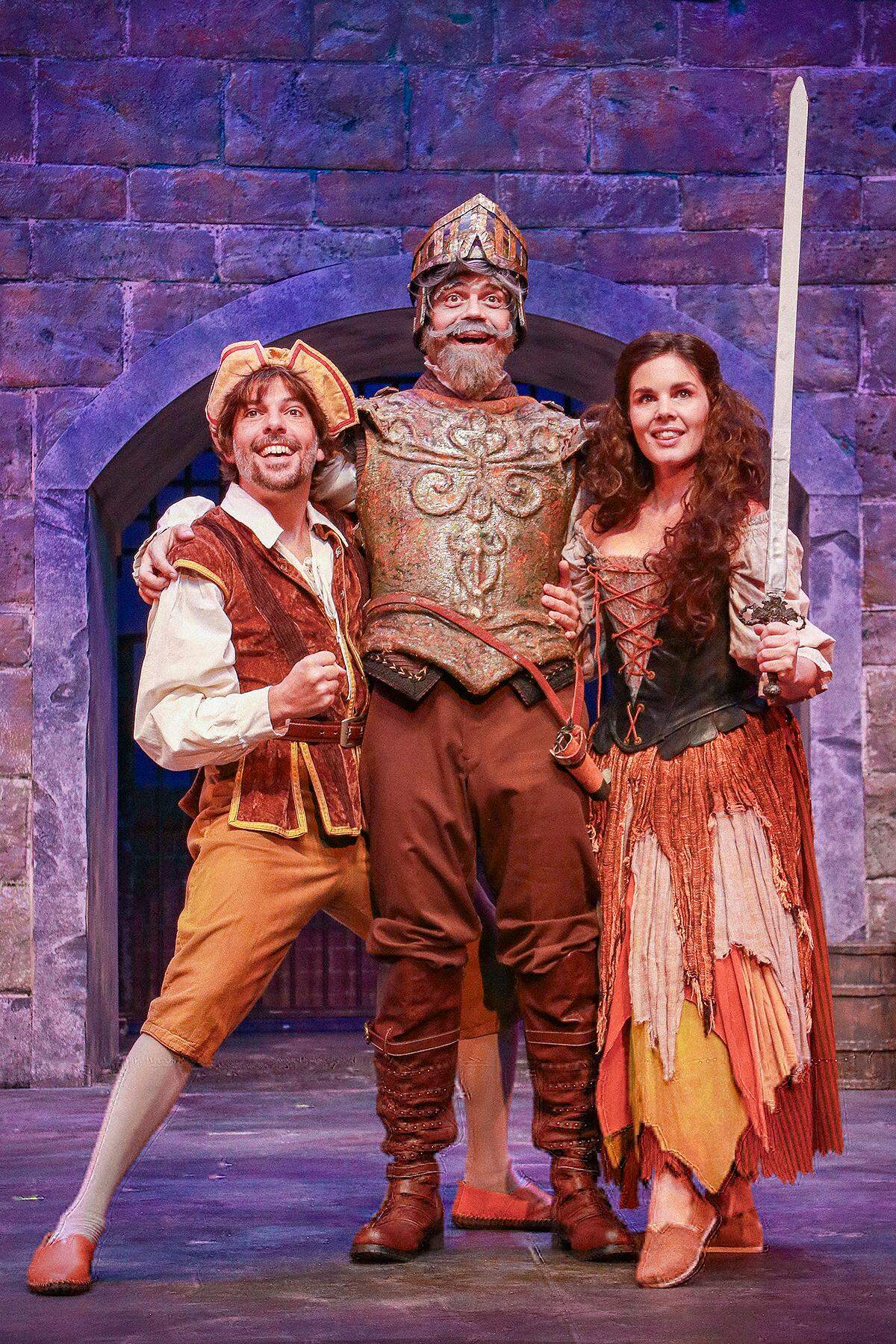 José Luaces como Sancho Panza, E.L. Losada como Don Quijote/Cervantes y Gaby Tortoledo como Aldonza en la producción del 30 aniversario de Actors’ Playhouse de “El hombre de La Mancha”. 