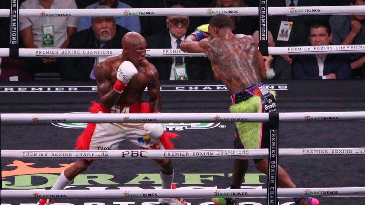 Uordenis Ugás (izq.) puso el corazón, pero Errol Spence trajo más boxeo para imponerse por nocaut técnico en Dallas.