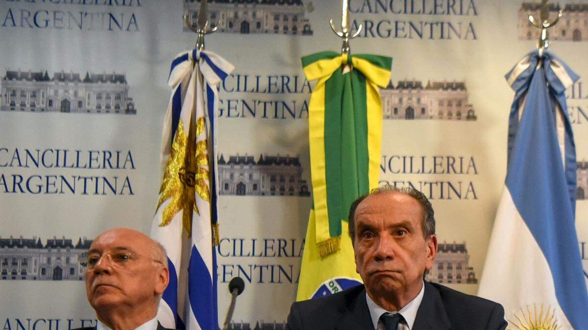 Los ministros de Relaciones Exteriores del Mercosur Susana Malcorra (2ª R) de Argentina, Aloysio Nunes (2-L) de Brasil, Eladio Loizaga (L) de Paraguay y Rodolfo Nin Novoa (R) de Uruguay dan una conferencia de prensa sobre la crisis en Venezuela El edificio del Ministerio de Relaciones Exteriores en Buenos Aires, el 1 de abril de 2017.