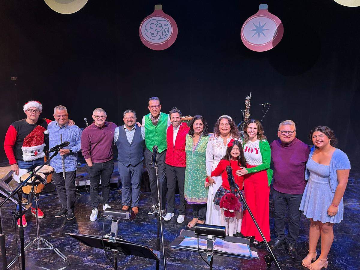 Los artistas participantes celebran el éxito del evento de 2024.