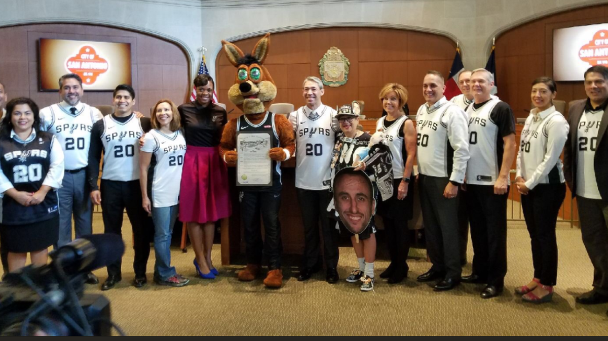 El alcalde de San Antonio Ron Nirenberg (centro) y todos los consejales de la ciudad fueron a trabajar este jueves 30 de agosto de 2018 con la camiseta que usó Manu Ginóbili con los Spurs.