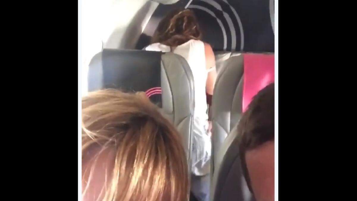 Una pareja fue grabada teniendo sexo en pleno vuelo.