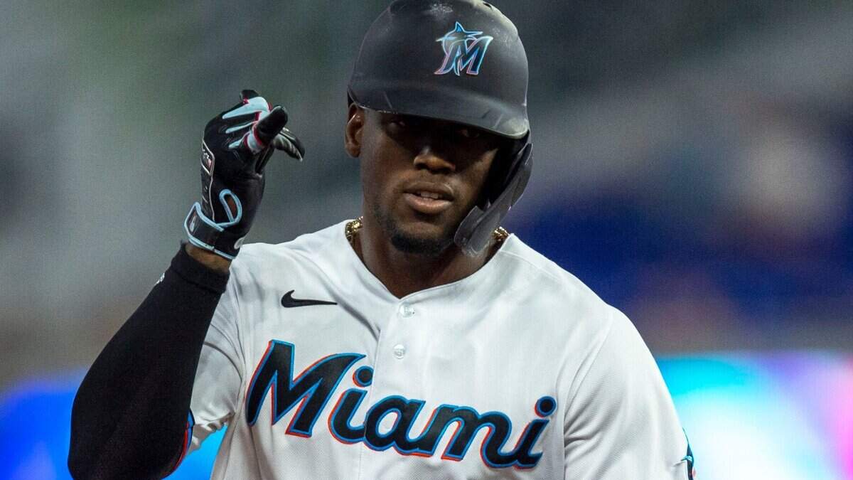 Jorge Soler (12), de los Marlins, da la vuelta al cuadro tras conectar un jonrón en la primera entrada del juego de la MLB contra los Marineros en el loan Depot Park de Miami, el viernes. , 29 de abril de 2022.