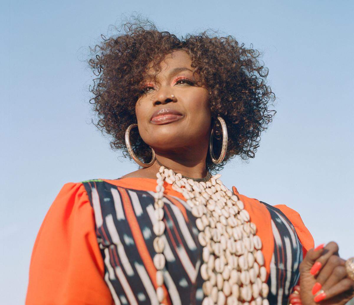 Oumou Sangaré en concierto en Miami Beach Bandshell.