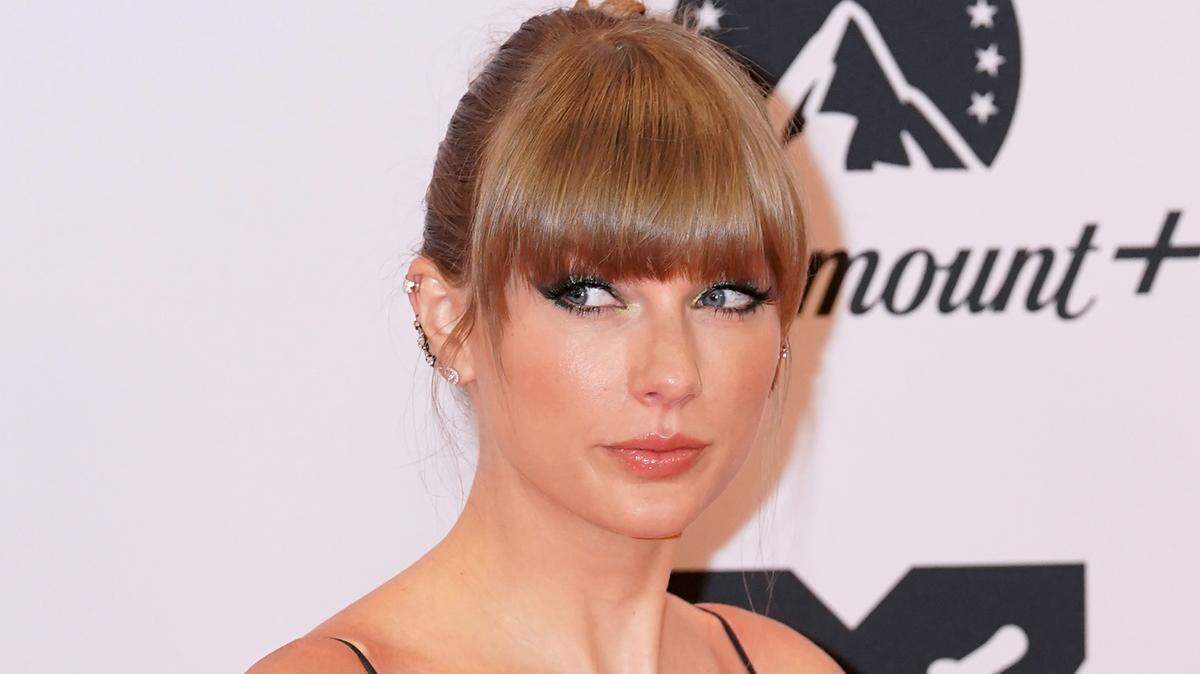 Taylor Swift asistiendo a los MTV Europe Music Awards 2022 celebrados en el PSD Bank Dome, Dusseldorf.