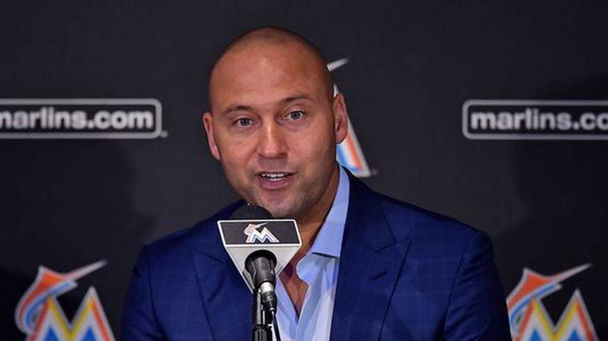 DEREK JETER enfrenta muchos retos desde que lidera el nuevo grupo de propietarios de los Marlins