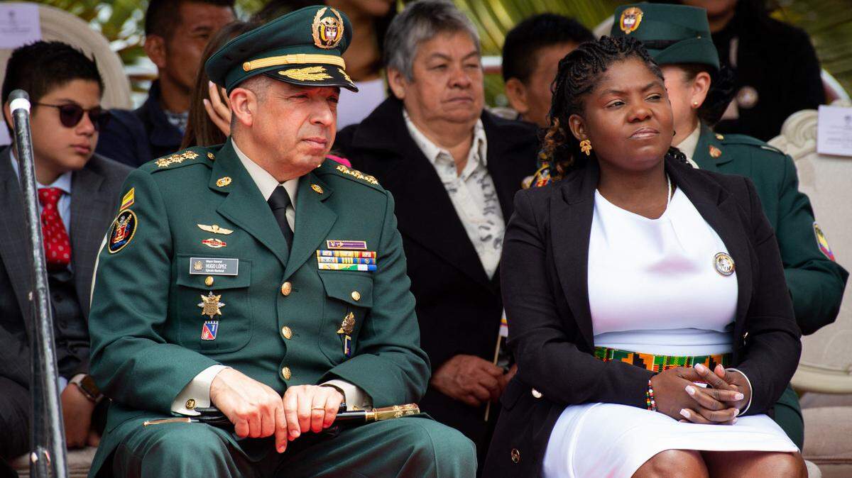 El general de división del ejército de Colombia, Hugo López (izq.), y la vicepresidenta colombiana, Francia Márquez (der.), asisten al desfile militar por los 213 años de la independencia de Colombia, en Bogotá, el 20 de julio de 2023.