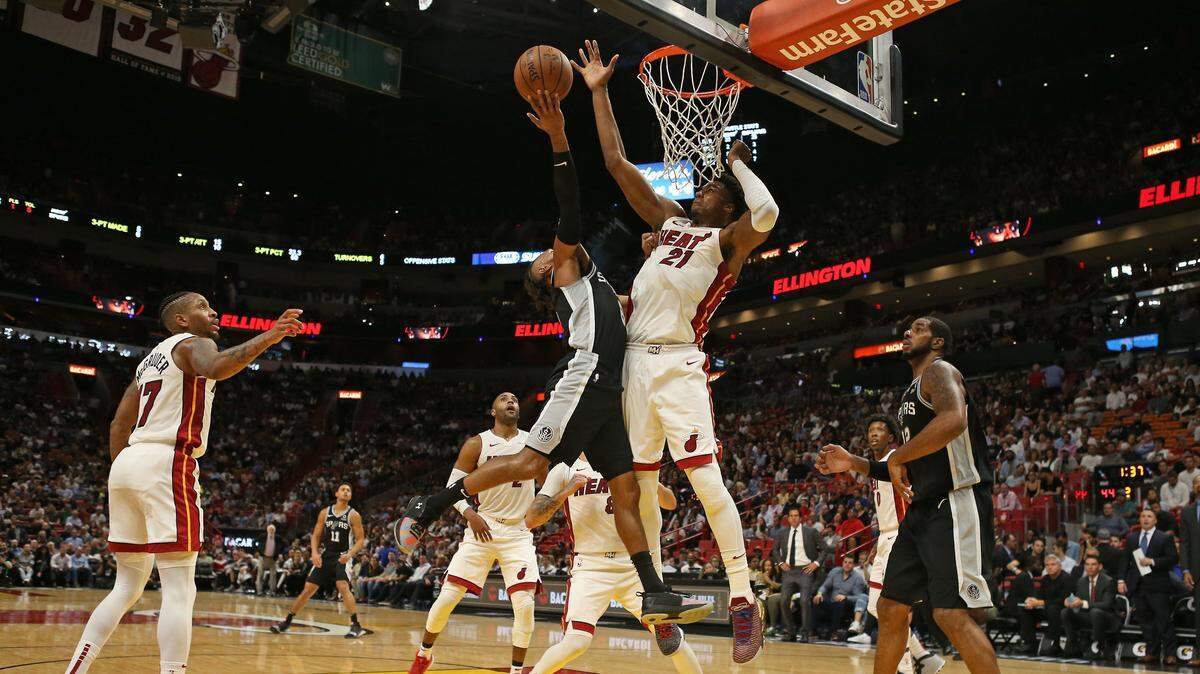 El centro del Heat Hassan Whiteside bloquea un tiro de Patty Mills, de los Spurs, en el segundo cuarto del partido celebrado el 7 de noviembre de 2018 en Miami.