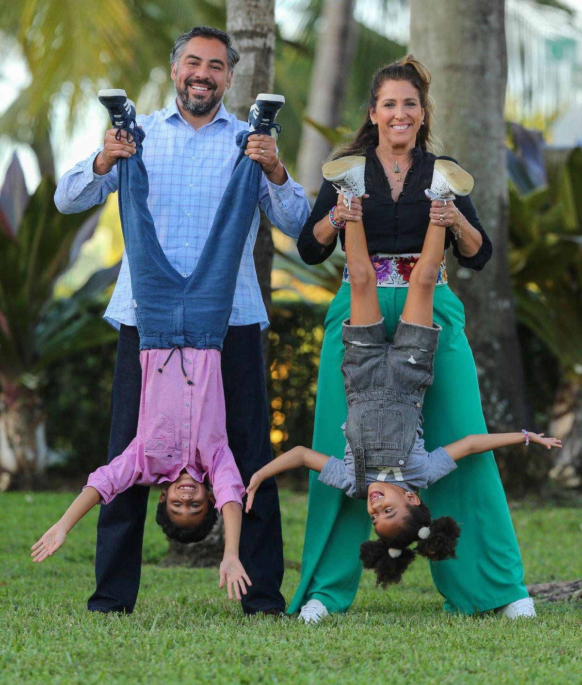 Xiomara González-Govea se divierte junto a su esposo Emmanuel Cabrera Muñoz y sus hijos Kamilah Cabrera Muñoz, de 7 años, y Nikolas Cabrera Muñoz, de 9. La periodista confiesa que está orgullosa de su que espíritu infantil permanezca intacto ya que esto le ha ayudado a conectar de cerca con sus hijos y con todos los niños del sistema de foster care a los que ha ayudado. 4 de febrero de 2022.