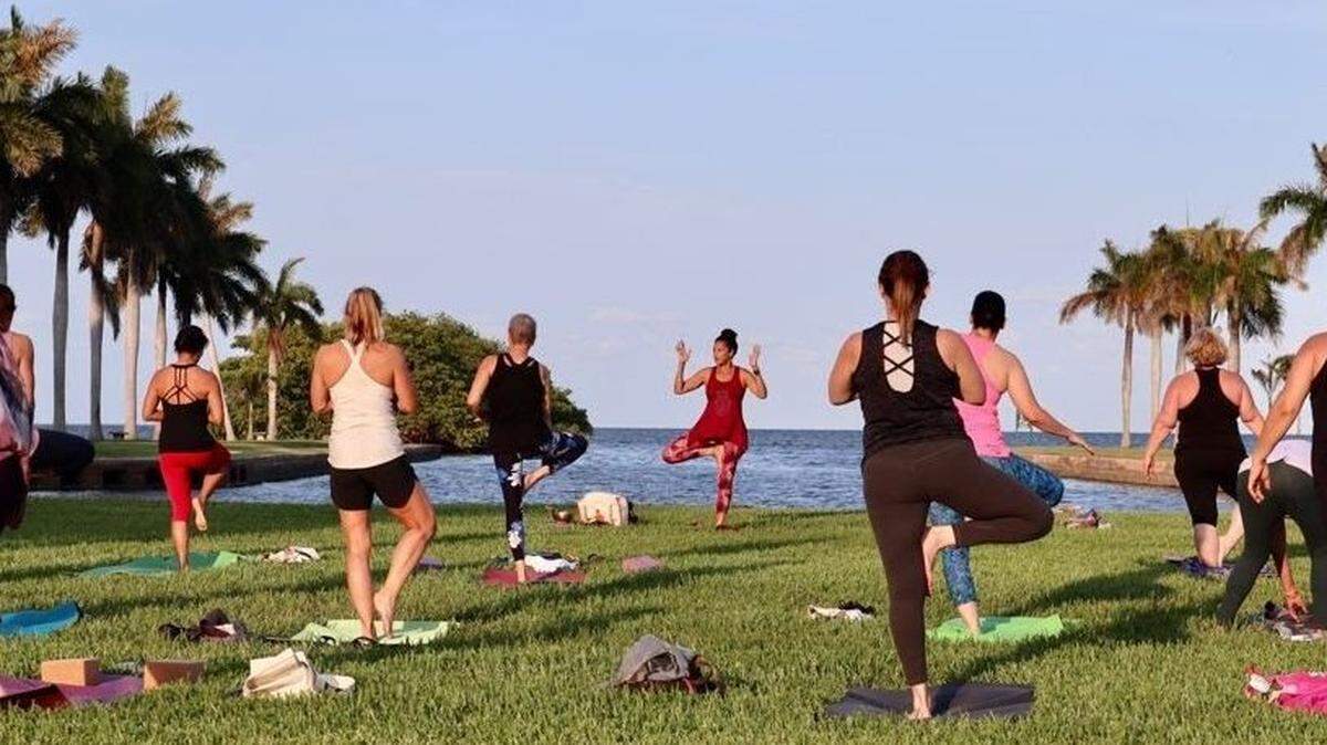 Yoga de Luna llena en Deering Estate.