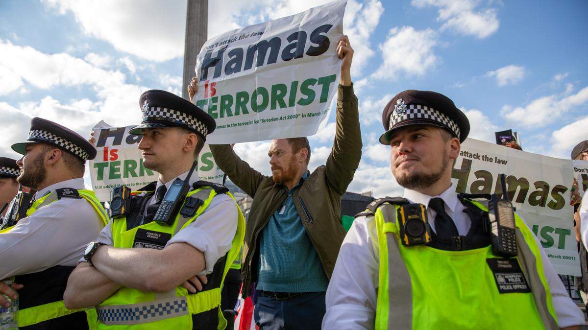 Un manifestante muestra una pancarta que dice “Hamas es terrorismo” durante una protesta en Londres, el sábado 5 de octubre de 2024.