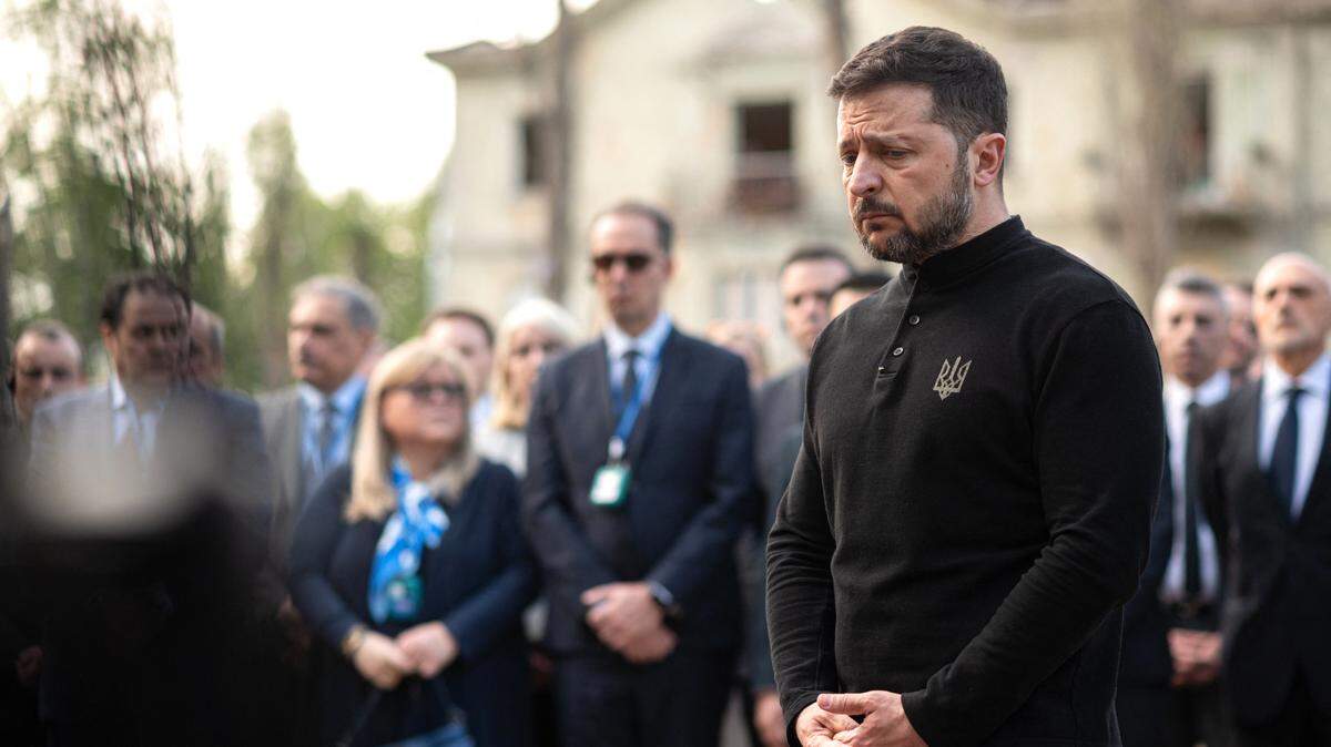 El presidente de Ucrania, Volodomir Zelenski, participa en una ceremonia en homenaje a 12 personas que murieron en un bombardeo ruso en el Distrito Sviatoshynskyi, en Kiev, el viernes 25 de abril de 2025. 