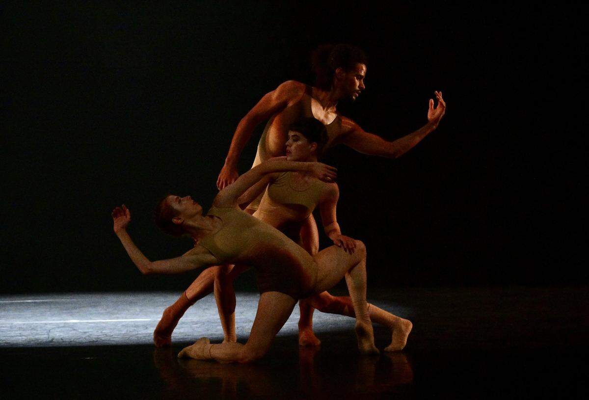 Beatriz García (al frente), Daniela Cepero y Armando Brydson en “Ser”, coreografía de Beatriz García, presentada por el Cuban Classical Ballet of Miami.