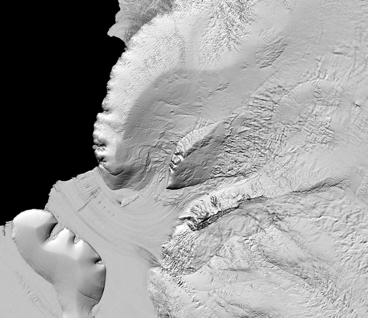A la derecha de esta imagen se aprecia el domo Siple. En toda la Antártida hay montes como este que tienen una superficie lisa por las acumulaciones del hielo. Los montes funcionan como obstrucciones del flujo de hielo glaciar que sale hacia la barrera de hielo Ross, la más grande de la Antártida.