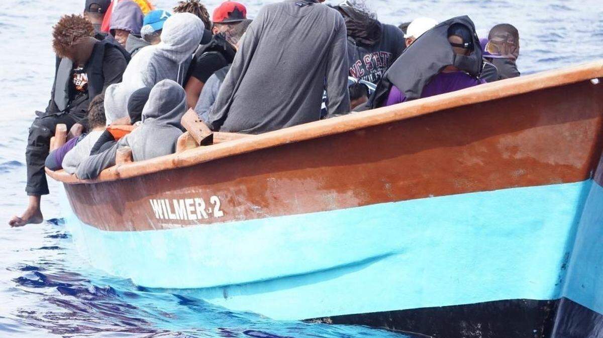 Los guardacostas de EEUU repatriaron a 76 dominicanos y regresaron a tres venezolanos a República Dominicana.