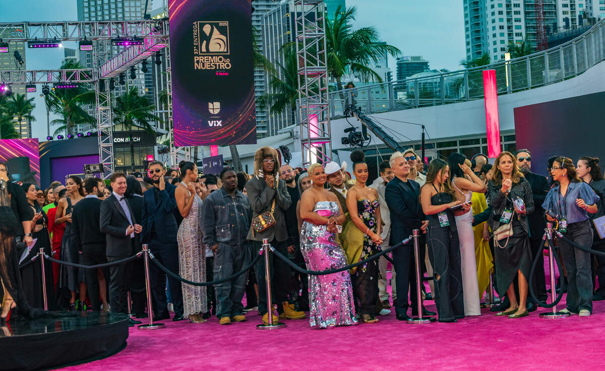 Artistas y talentos desfilan por la alfombra magenta de Premio Lo Nuestro 2025 en el Kaseya Center de Miami, el jueves 20 de febrero de 2025.