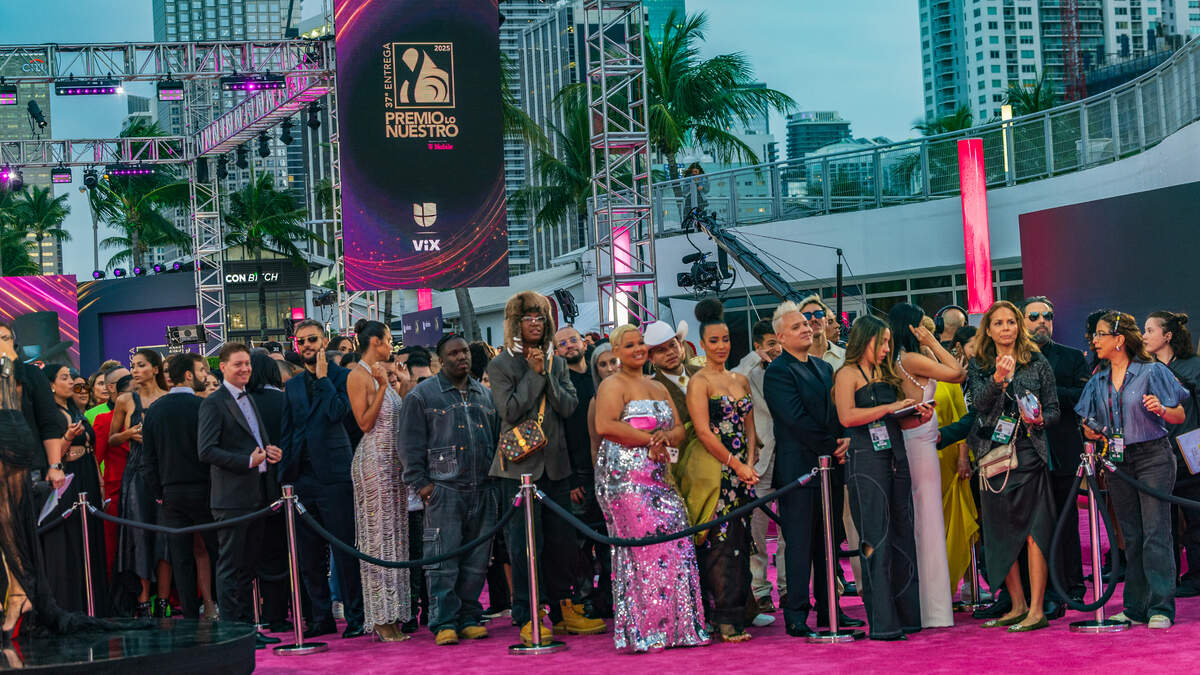 Artistas y talentos desfilan por la alfombra magenta de Premio Lo Nuestro 2025 en el Kaseya Center de Miami, el jueves 20 de febrero de 2025.