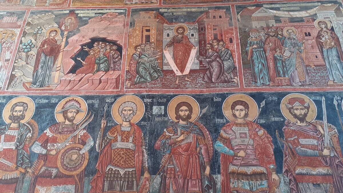 En Vatopedi los frescos y mosaicos de la iglesia, además de numerosos iconos y reliquias, son de inestimable valor y van de la época bizantina al siglo XVIII.