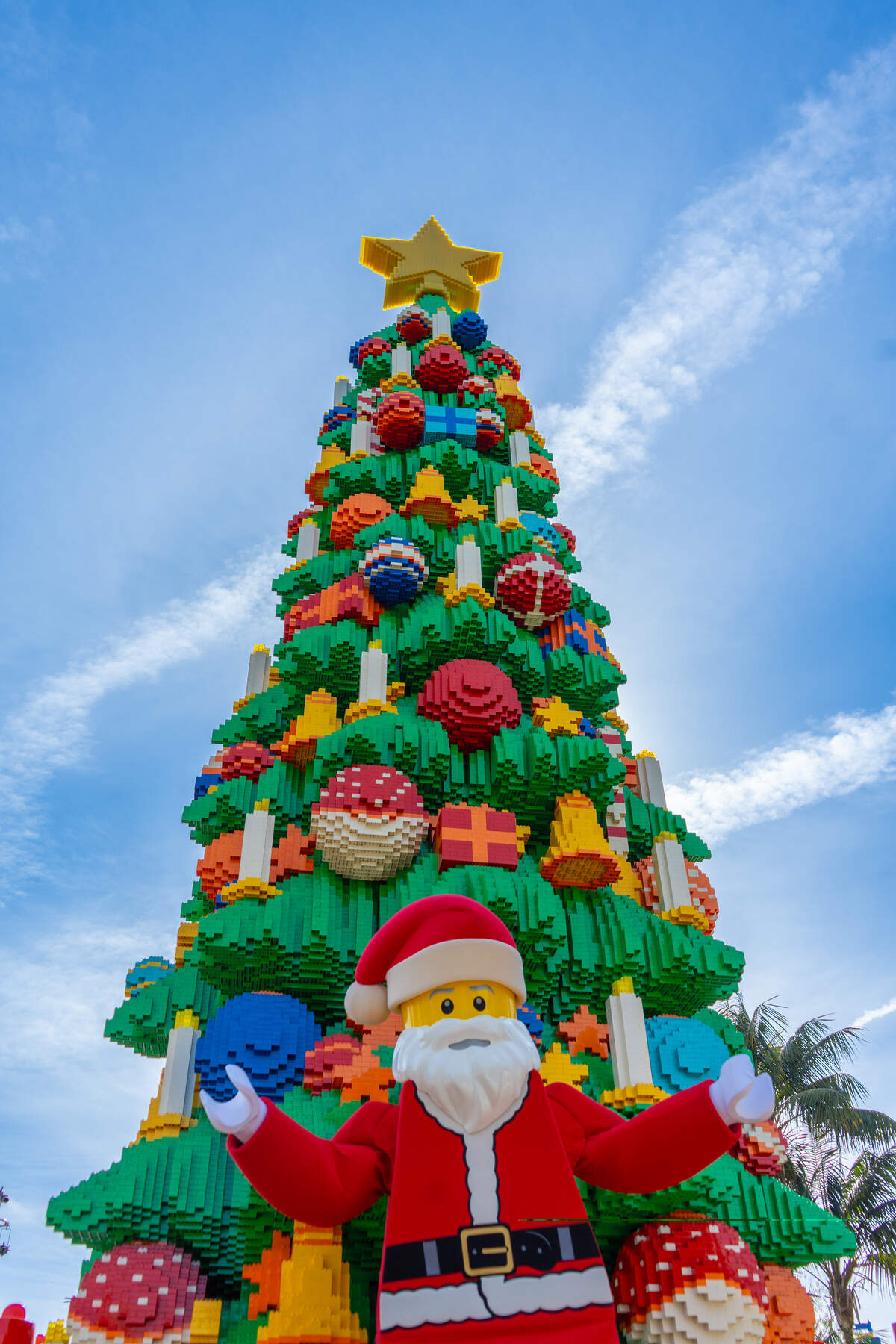 Árbol de Navidad y Santa de LEGO en Legoland en Winter Haven, Florida.