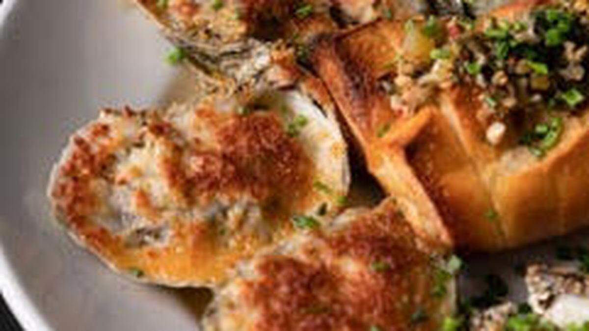 El restaurador Myles Chefetz transformó la “cabaña de pescadores”, Prime Fish, en un concepto glamuroso en el que gigantescas bandejas de marisco acompañan a cócteles de langosta y caviar.