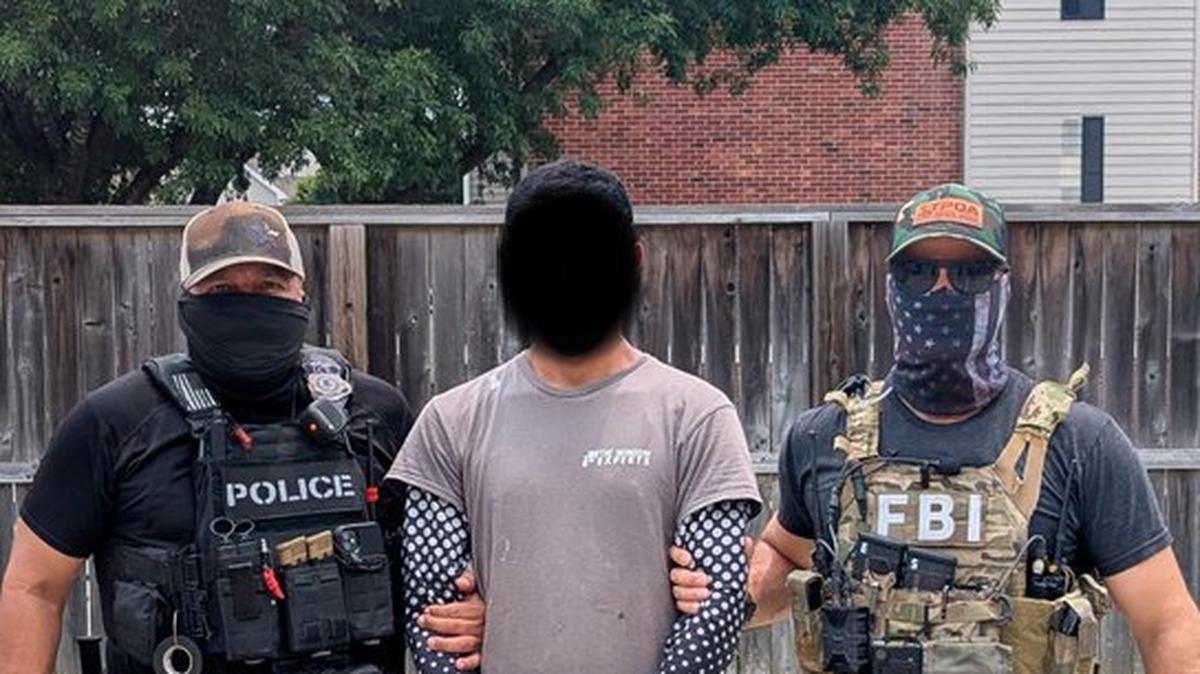 Agentes del FBI en Houston, junto con ICE, arrestaron a un presunto miembro del Tren de Aragua en el oeste de esa ciudad el 20 de mayo de 2025.