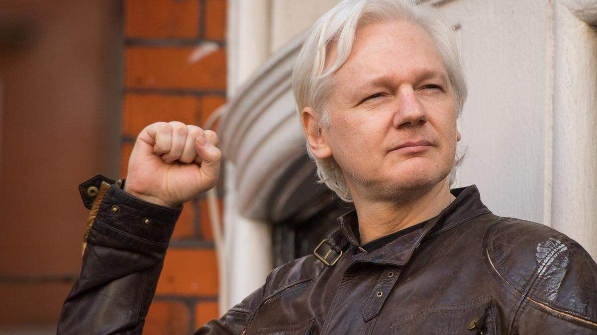 Foto de archivo fechada el 19/5/2017 de Julian Assange hablando con los medios de comunicación dentro de la Embajada de Ecuador en Londres.