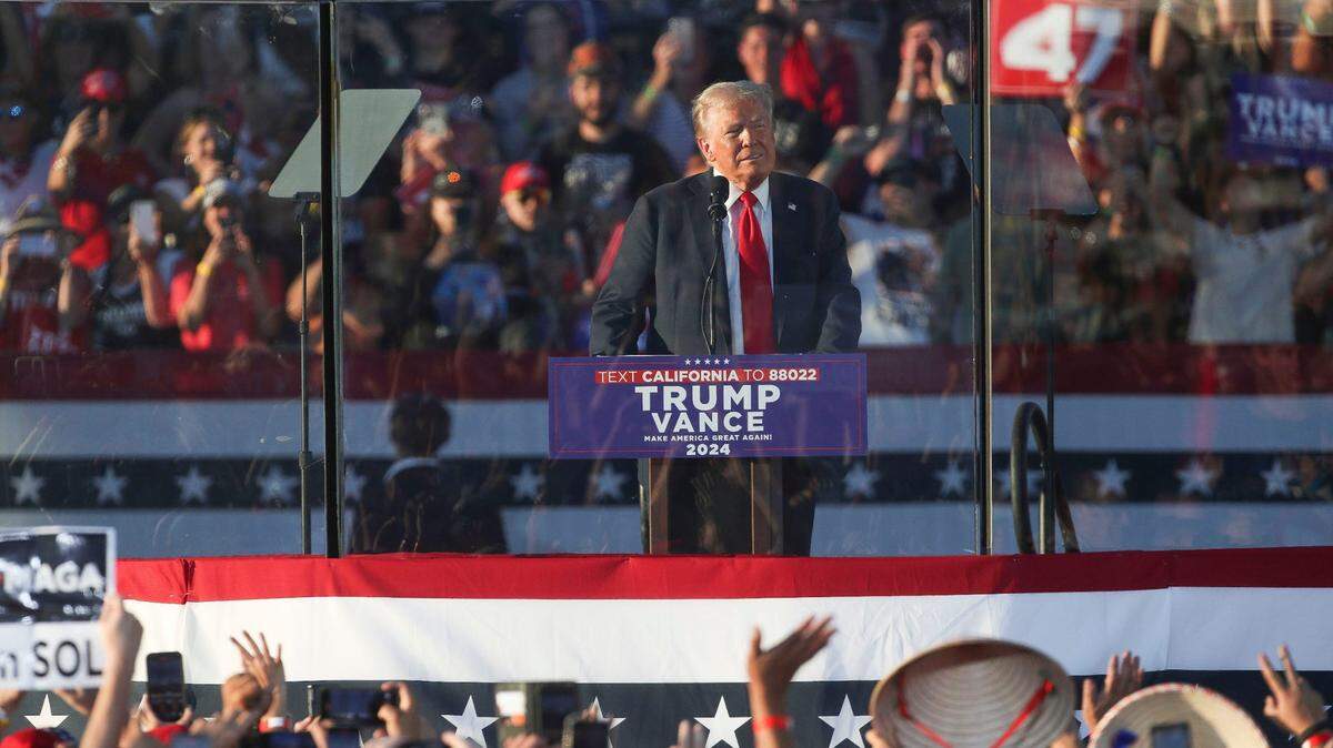 El expresidente y candidato republicano a la presidencia Donald Trump habla en un mitin de campaña en Coachella, California, el 12 de octubre de 2024.