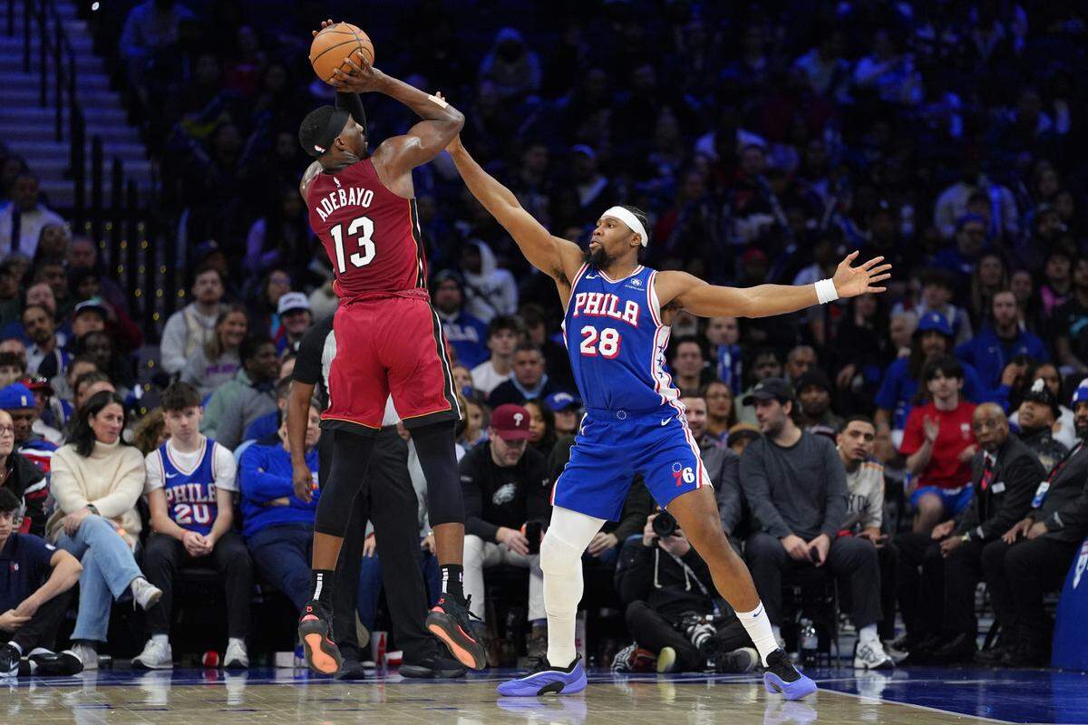 El jugador del Heat de Miami Bam Adebayo tira al aro ante la marca de Guerschon Yabusele, de los 76ers, en el partido celebrado el 5 de febrero de 2025 en el Wells Fargo Center de Filadelfia.