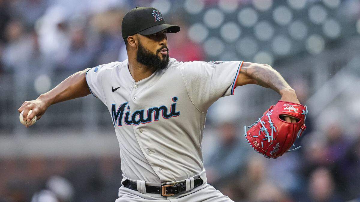 El abridor de los Marlins Sandy Alcántara lanza en el primer inning del partido ante los Bravos, celebrado el 26 de abril de 2023 en Atlanta.