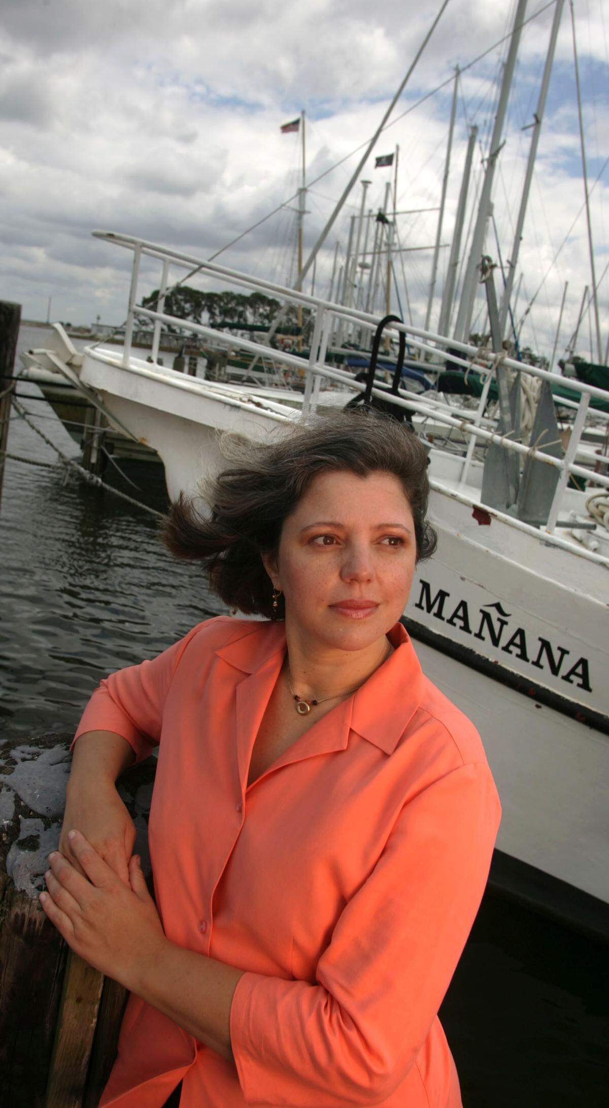 Mirta Ojito junto a Mañana, el barco que la trajo de Cuba durante el éxodo del Mariel. La búsqueda del patrón del barco, Mike Howell, a quien se propuso agradecerle por haberla traído a ella y su familia, fue el punto de partida del libro de memorias e investigación sobre la flotilla y sus protagonistas, ‘Finding Mañana’.