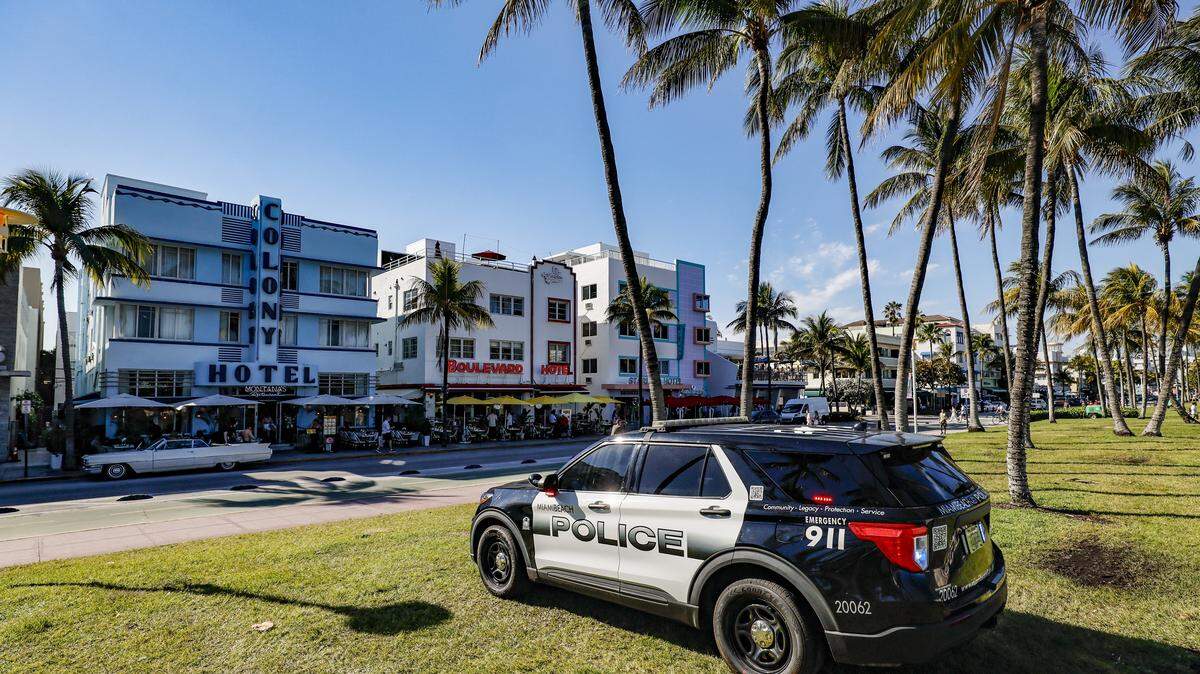 A mediados de 2024, la policía de Miami Beach intensificó la aplicación de una ordenanza municipal que prohíbe acampar en la vía pública.