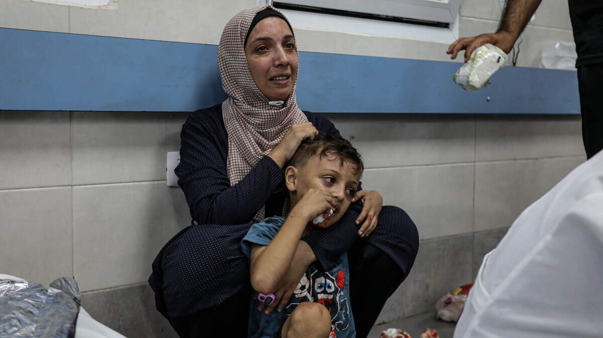 Una mujer y su hijo esperan para recibir tratamiento médico en el Hospital Shifa, en la Ciudad de Gaza, el 3 de noviembre de 2023.